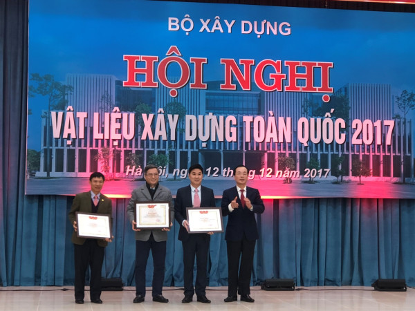 Tổng công ty Viglacera nhận bằng khen của Bộ trưởng Bộ Xây dựng